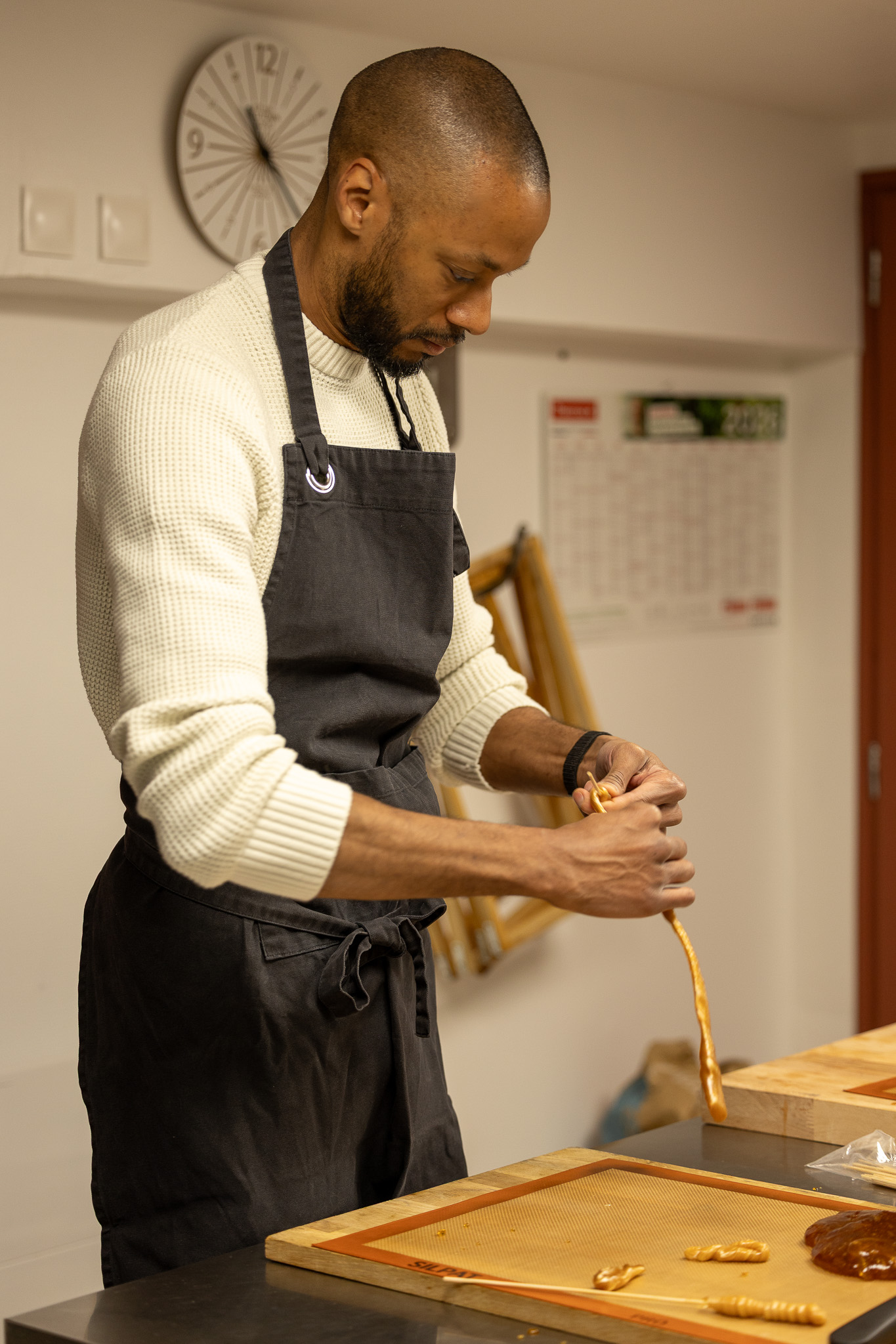 Atelier de création de bonbons au miel au rucher de Pascale