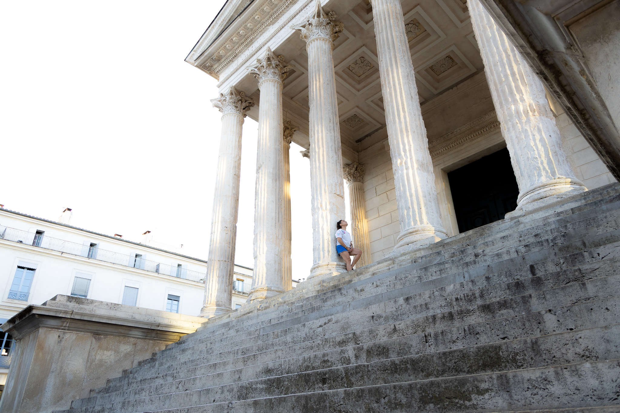 maison-carree-nimes Vue sur les colonnes de la Maison Carrée à Nîmes