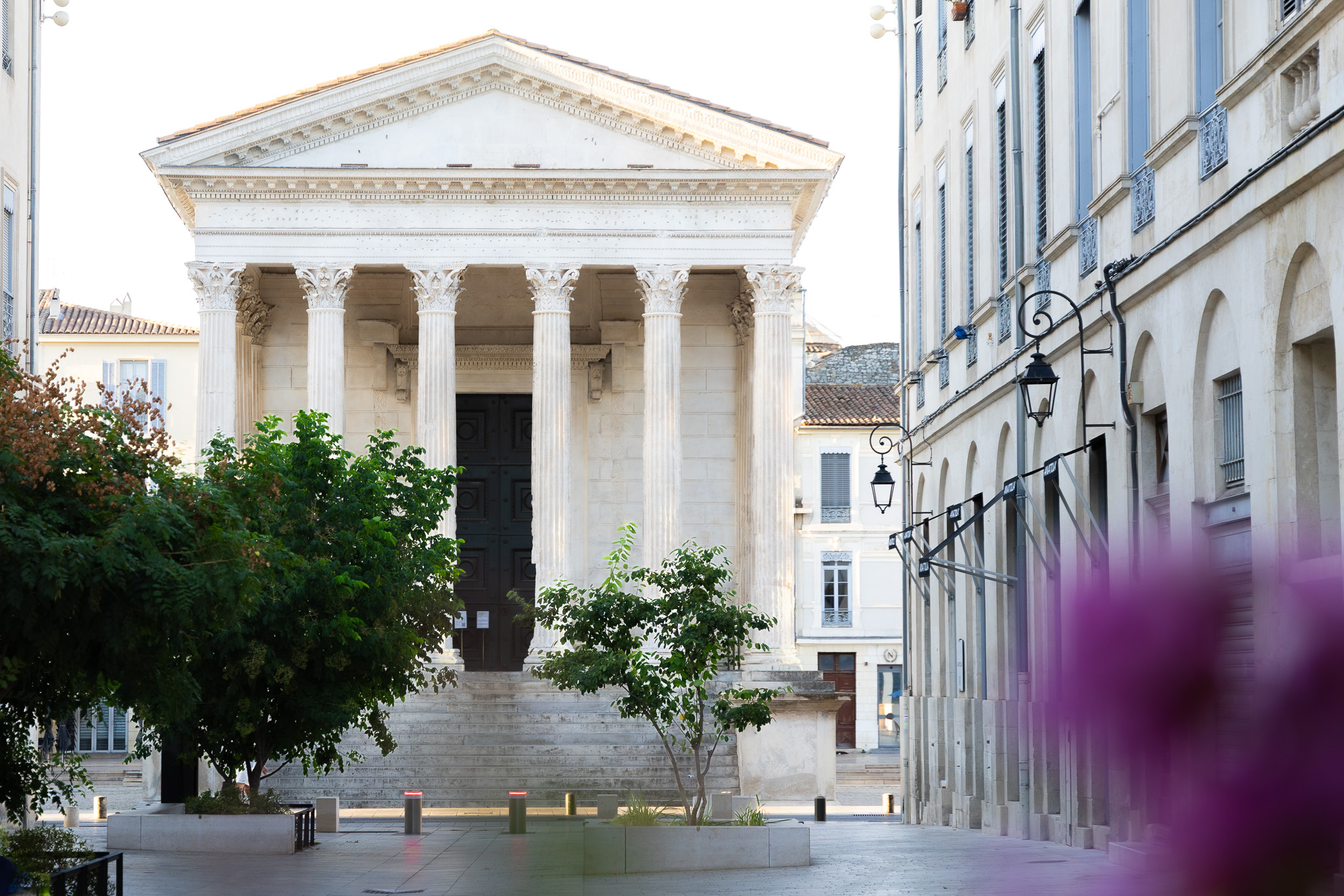 Vue sur la Maison Carrée à Nîmes