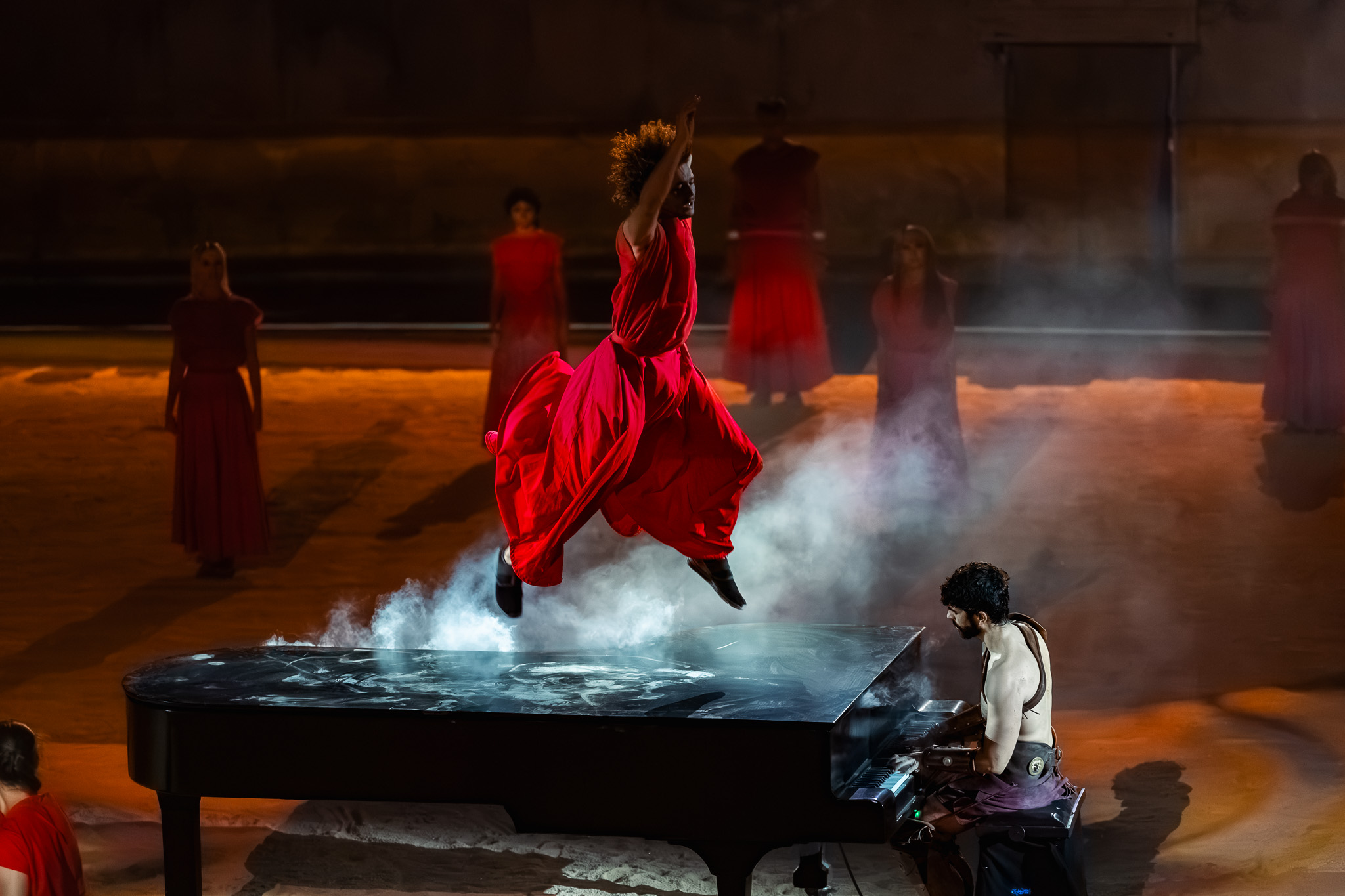 danseur sur le piano dans le spectacle le Rêve du Gladiateur dans les Arènes de Nimes